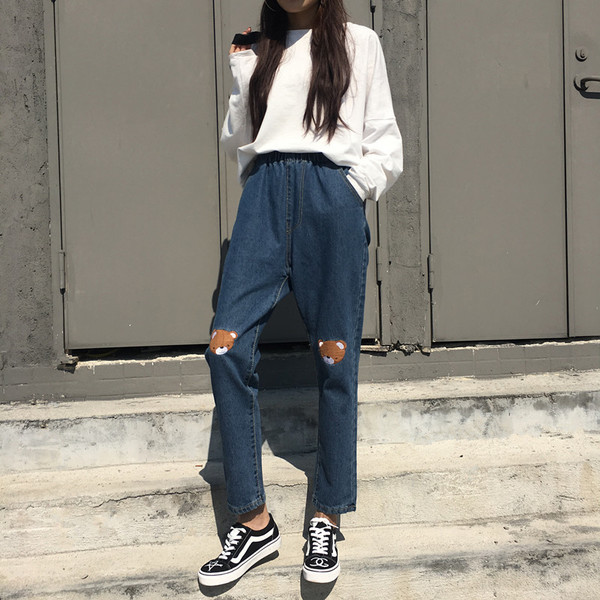 Κομψά γυναικεία τζιν με μια εικόνα μιας αρκούδας στα γόνατα