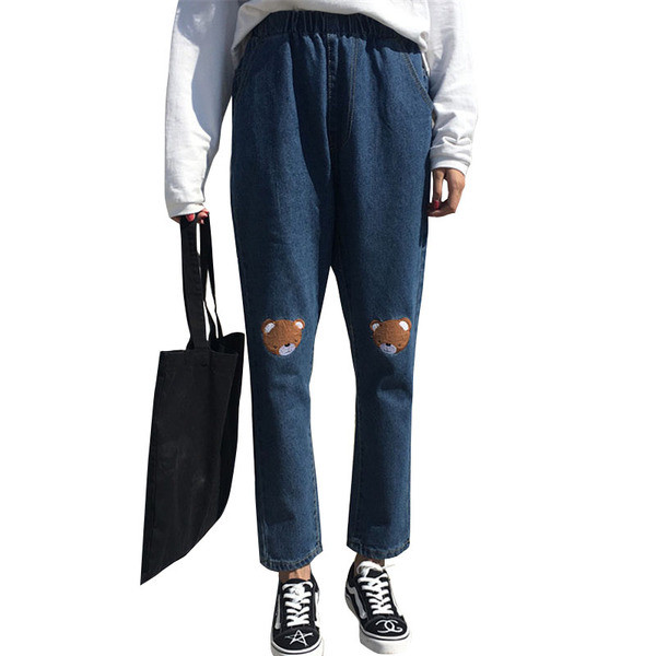 Κομψά γυναικεία τζιν με μια εικόνα μιας αρκούδας στα γόνατα