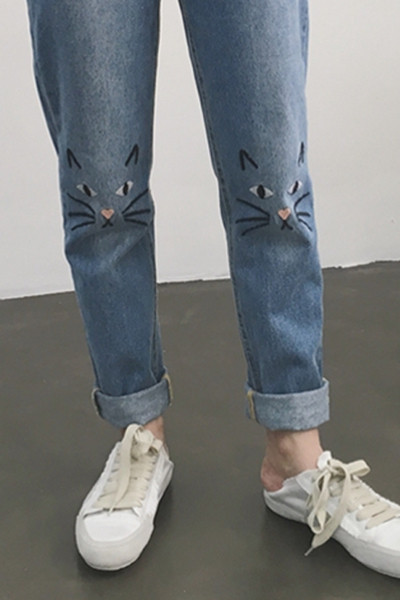 Κομψά τζιν παντελόνια με κεντήματα στα γόνατα