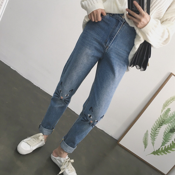 Κομψά τζιν παντελόνια με κεντήματα στα γόνατα