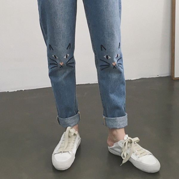 Κομψά τζιν παντελόνια με κεντήματα στα γόνατα