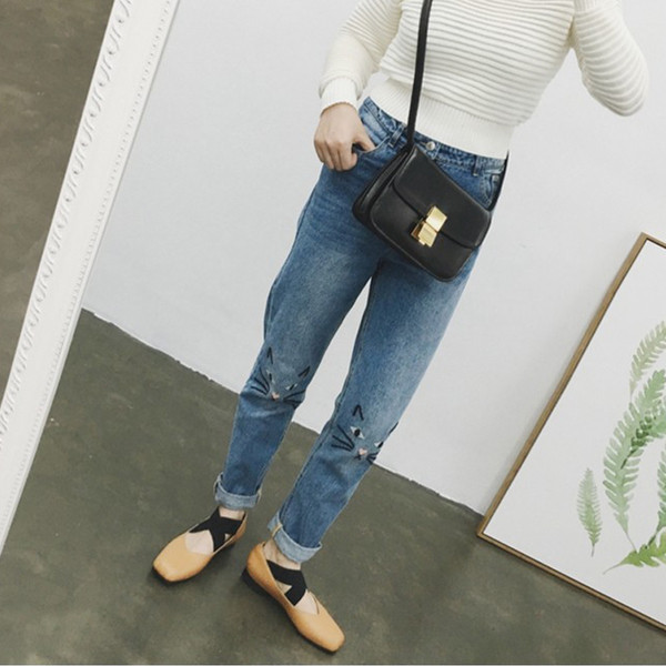 Κομψά τζιν παντελόνια με κεντήματα στα γόνατα