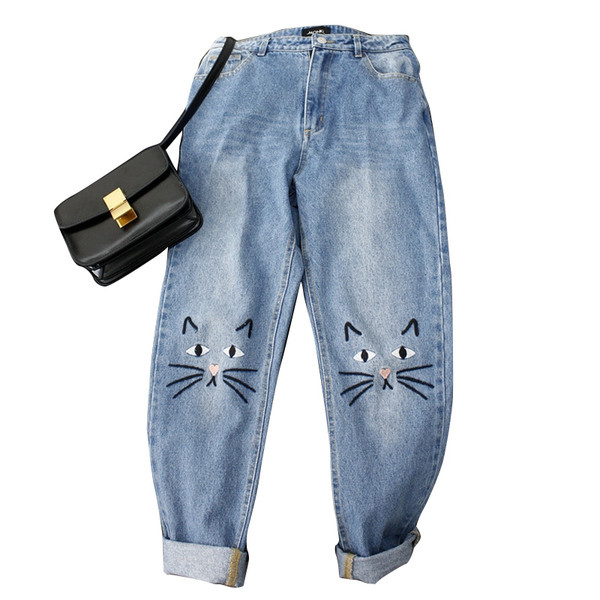 Κομψά τζιν παντελόνια με κεντήματα στα γόνατα