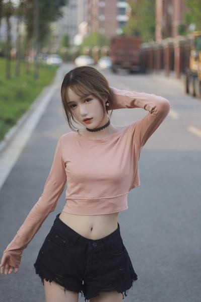 Модерна дамска блуза с дълъг ръкав и разголен гръб