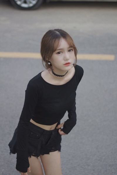 Модерна дамска блуза с дълъг ръкав и разголен гръб