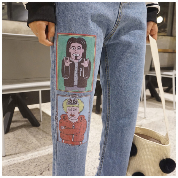 Εξαιρετικά κομψά γυναικεία τζιν με ρετρό μοτίβο και εικόνες