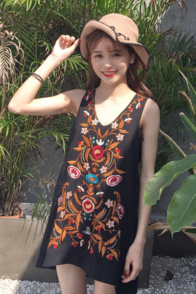 Πολλές όμορφες κυρίες κοντό μαύρο φόρεμα με στολίδια