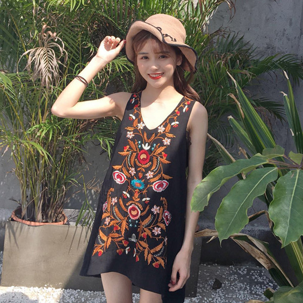 Πολλές όμορφες κυρίες κοντό μαύρο φόρεμα με στολίδια