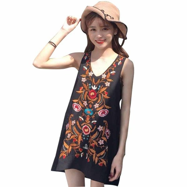 Πολλές όμορφες κυρίες κοντό μαύρο φόρεμα με στολίδια