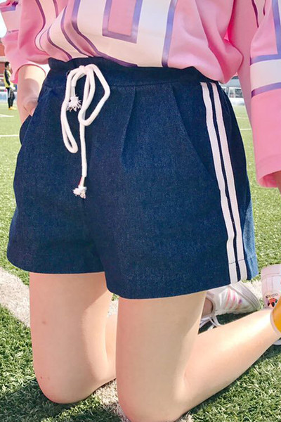 Σύντομη κυρίες περιστασιακή σορτς με δεσμούς