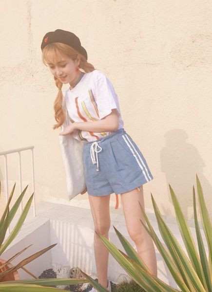 Σύντομη κυρίες περιστασιακή σορτς με δεσμούς