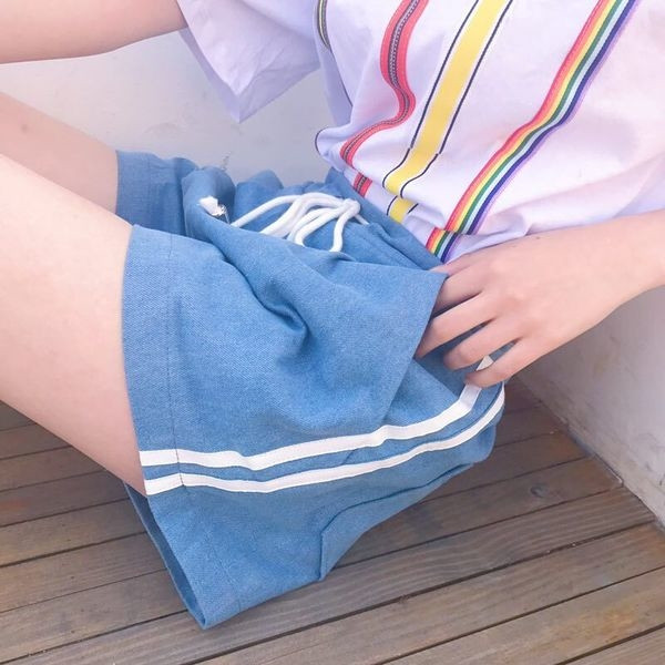 Σύντομη κυρίες περιστασιακή σορτς με δεσμούς