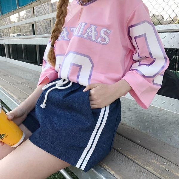 Σύντομη κυρίες περιστασιακή σορτς με δεσμούς