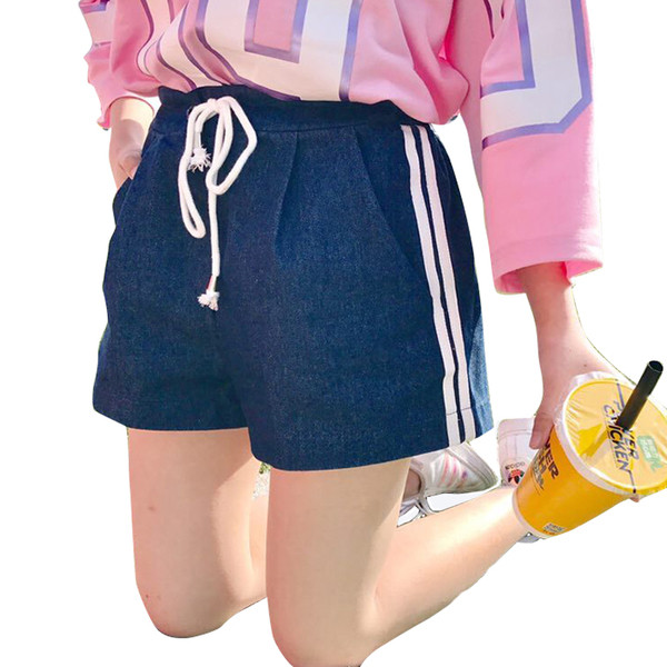 Σύντομη κυρίες περιστασιακή σορτς με δεσμούς