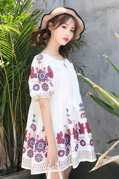 Σύντομη κυρίες Sharenka φόρεμα κατάλληλο για τις ζεστές μέρες του καλοκαιριού