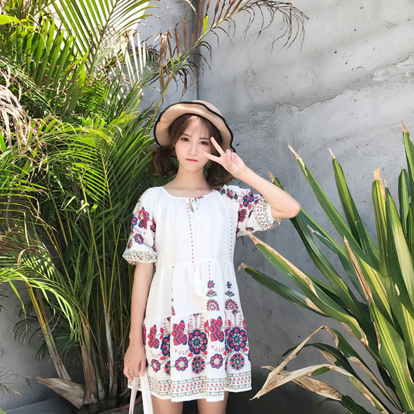 Σύντομη κυρίες Sharenka φόρεμα κατάλληλο για τις ζεστές μέρες του καλοκαιριού