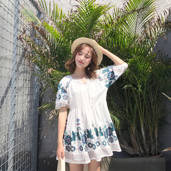 Σύντομη κυρίες Sharenka φόρεμα κατάλληλο για τις ζεστές μέρες του καλοκαιριού