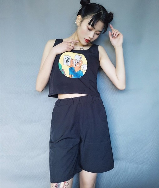 Μοναδικά κυρίες συναρμολόγηση των δύο μερών που περιλαμβάνει ένα άνω με μανίκια ματιών και ευρύ σορτς