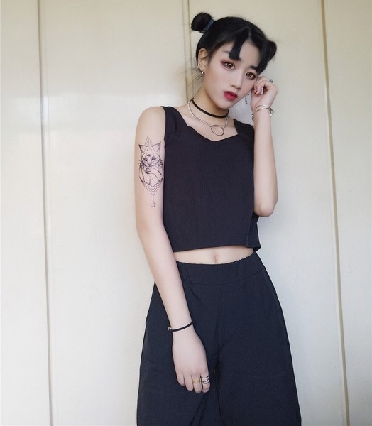 Μοναδικά κυρίες συναρμολόγηση των δύο μερών που περιλαμβάνει ένα άνω με μανίκια ματιών και ευρύ σορτς