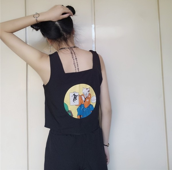 Μοναδικά κυρίες συναρμολόγηση των δύο μερών που περιλαμβάνει ένα άνω με μανίκια ματιών και ευρύ σορτς