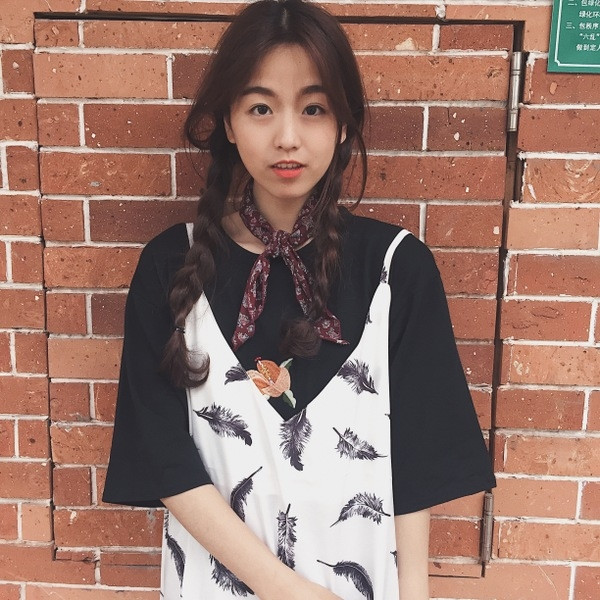 Μακριά κυρίες καθημερινά φόρεμα με φτερά apilkatsiya