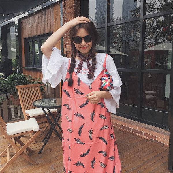 Μακριά κυρίες καθημερινά φόρεμα με φτερά apilkatsiya