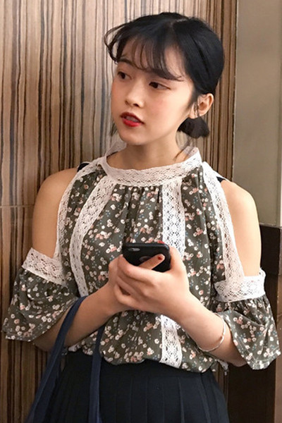 Πολύχρωμο κυρίες μπλούζα με γυμνά ώμο και φαρδιά μανίκια κατάλληλο για ζεστές καλοκαιρινές μέρες