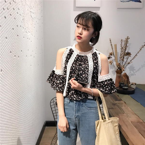 Πολύχρωμο κυρίες μπλούζα με γυμνά ώμο και φαρδιά μανίκια κατάλληλο για ζεστές καλοκαιρινές μέρες