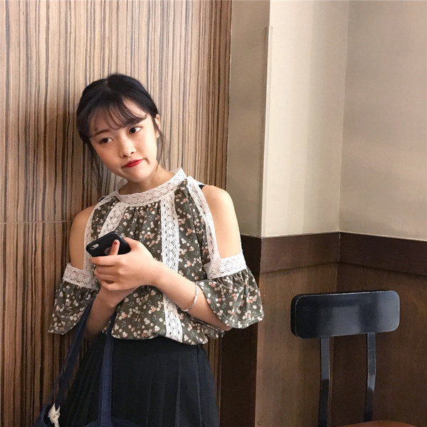 Πολύχρωμο κυρίες μπλούζα με γυμνά ώμο και φαρδιά μανίκια κατάλληλο για ζεστές καλοκαιρινές μέρες