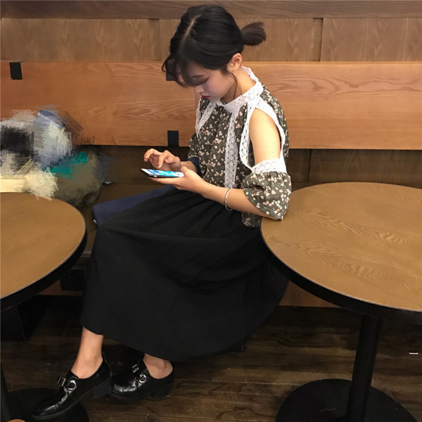 Πολύχρωμο κυρίες μπλούζα με γυμνά ώμο και φαρδιά μανίκια κατάλληλο για ζεστές καλοκαιρινές μέρες