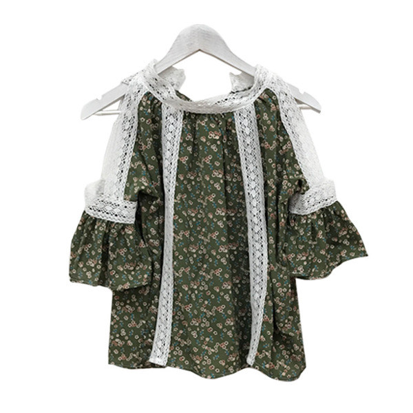 Πολύχρωμο κυρίες μπλούζα με γυμνά ώμο και φαρδιά μανίκια κατάλληλο για ζεστές καλοκαιρινές μέρες