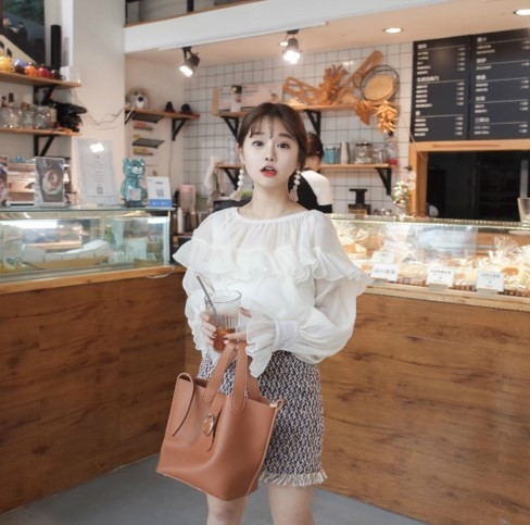 Όμορφη shirt κυρίες μετάξι με μακριά, φαρδιά μανίκια