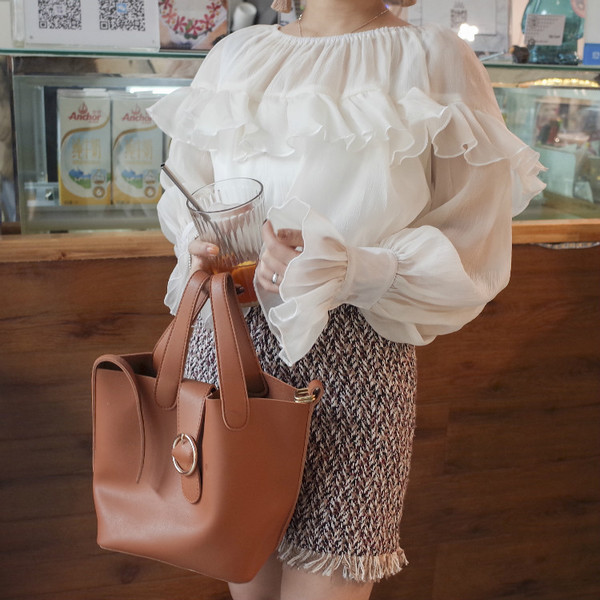 Όμορφη shirt κυρίες μετάξι με μακριά, φαρδιά μανίκια