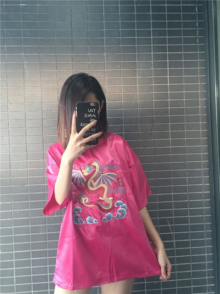 Μεγάλη unisex μεγάλη μπλούζα με κοντά μανίκια και μεγάλη κέντημα του Δράκου