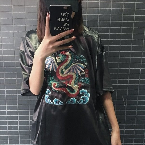 Μεγάλη unisex μεγάλη μπλούζα με κοντά μανίκια και μεγάλη κέντημα του Δράκου