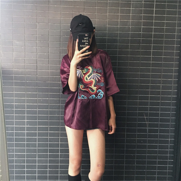 Μεγάλη unisex μεγάλη μπλούζα με κοντά μανίκια και μεγάλη κέντημα του Δράκου