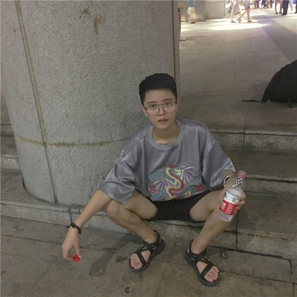 Μεγάλη unisex μεγάλη μπλούζα με κοντά μανίκια και μεγάλη κέντημα του Δράκου