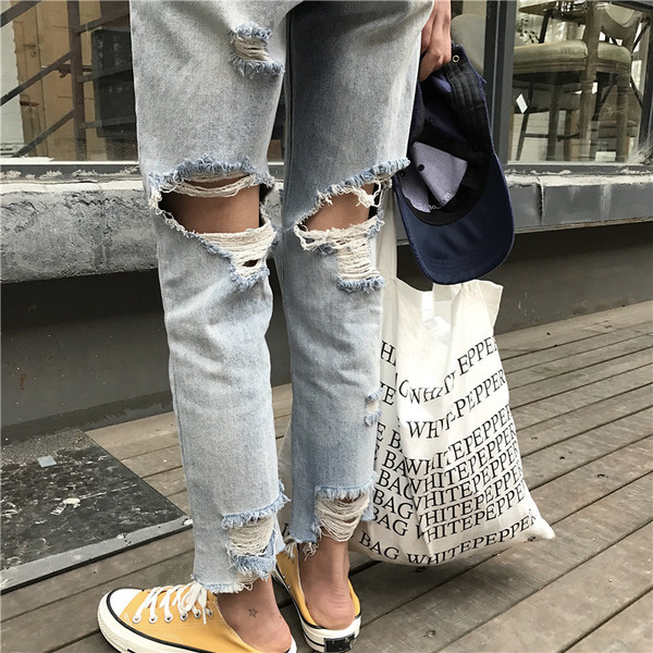 "Boyfriend" στυλ  γυναικεία τζιν με σημαδεμένα γόνατα και  μήκος 7/8 