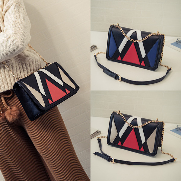 Μικρή όμορφη τσάντα με ιμάντα ώμου πάνω από τον ώμο του