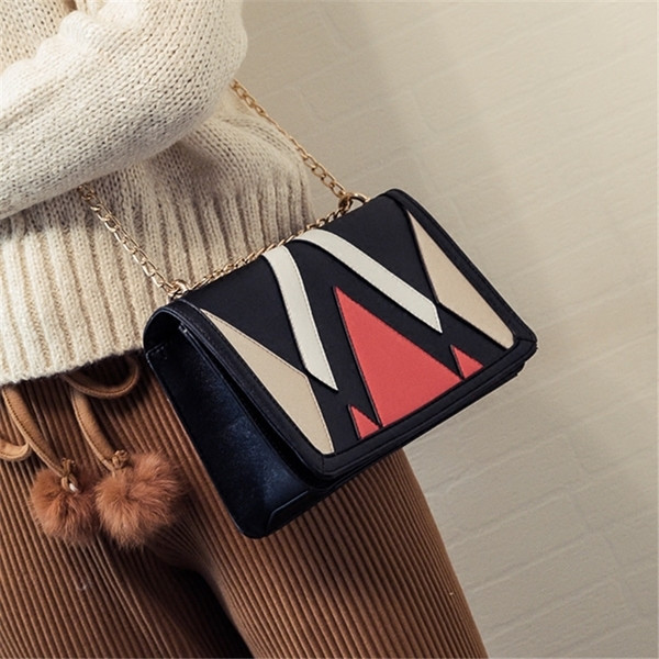 Μικρή όμορφη τσάντα με ιμάντα ώμου πάνω από τον ώμο του