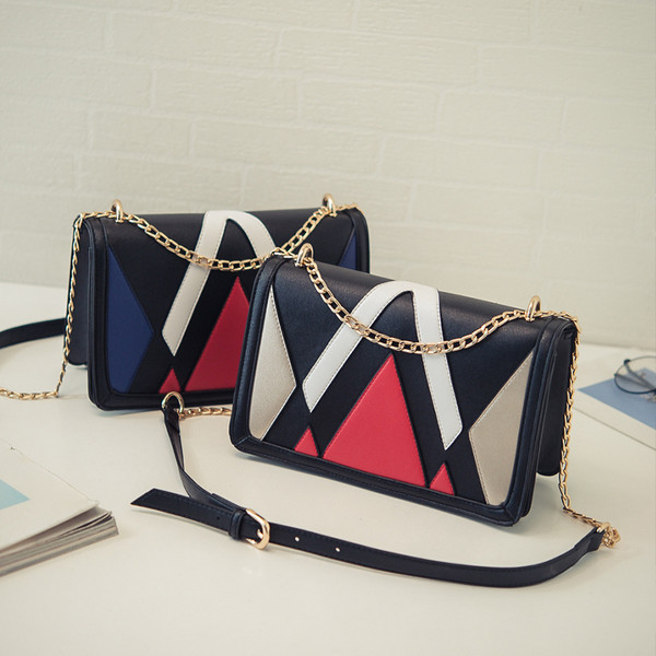 Μικρή όμορφη τσάντα με ιμάντα ώμου πάνω από τον ώμο του