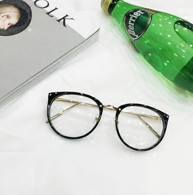 Много стилни очила с бели стъкла и рамки в три различни цвята