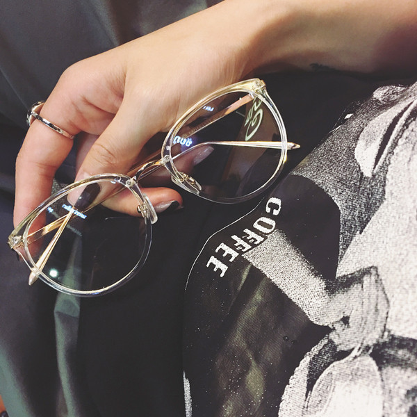 Много стилни очила с бели стъкла и рамки в три различни цвята