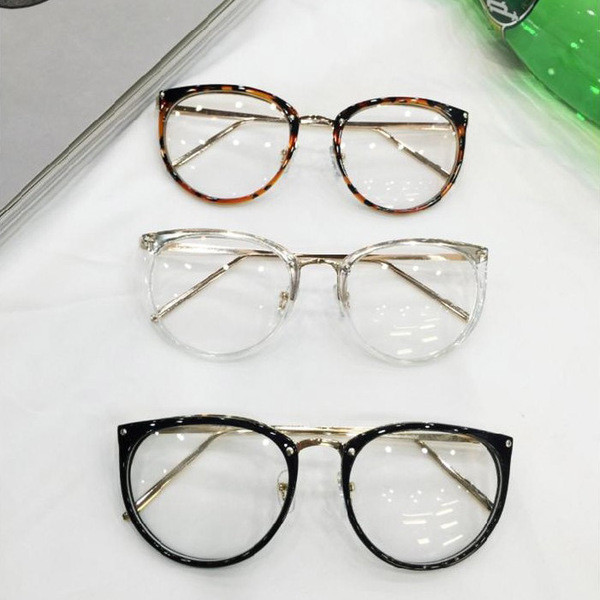 Много стилни очила с бели стъкла и рамки в три различни цвята