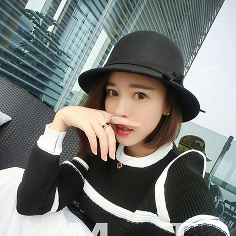 καπέλο Πολλές κομψό γυναίκες με μια μικρή κορδέλα από τη μία πλευρά