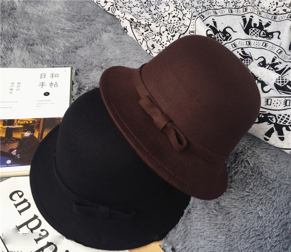 καπέλο Πολλές κομψό γυναίκες με μια μικρή κορδέλα από τη μία πλευρά