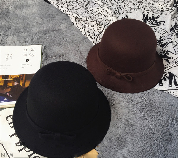 καπέλο Πολλές κομψό γυναίκες με μια μικρή κορδέλα από τη μία πλευρά