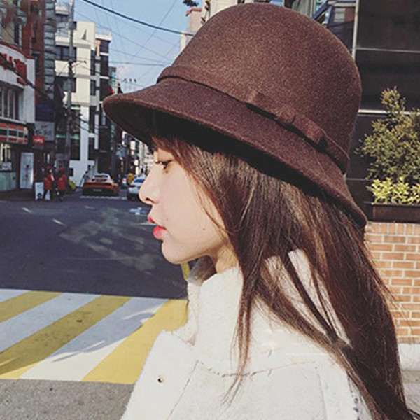 καπέλο Πολλές κομψό γυναίκες με μια μικρή κορδέλα από τη μία πλευρά