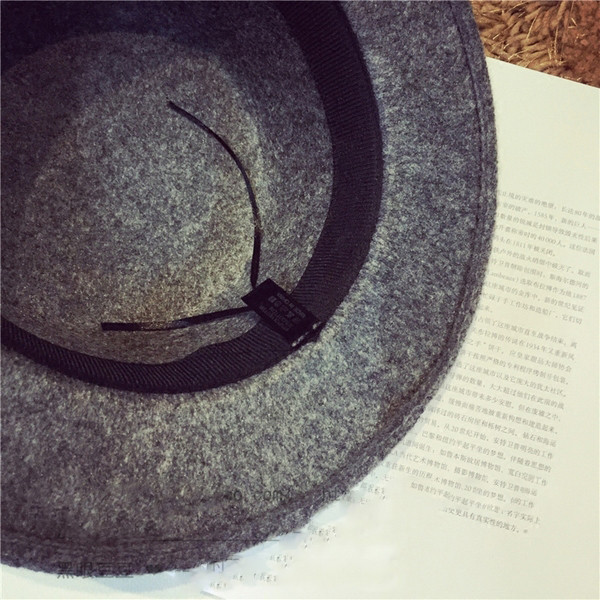 Ежедневна шапчица в няколко различни цвята със златиста нишка