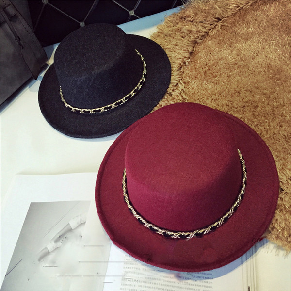 Ежедневна шапчица в няколко различни цвята със златиста нишка